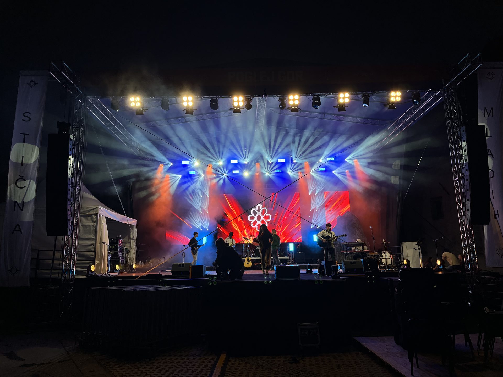 LED zaslon, nočni koncert