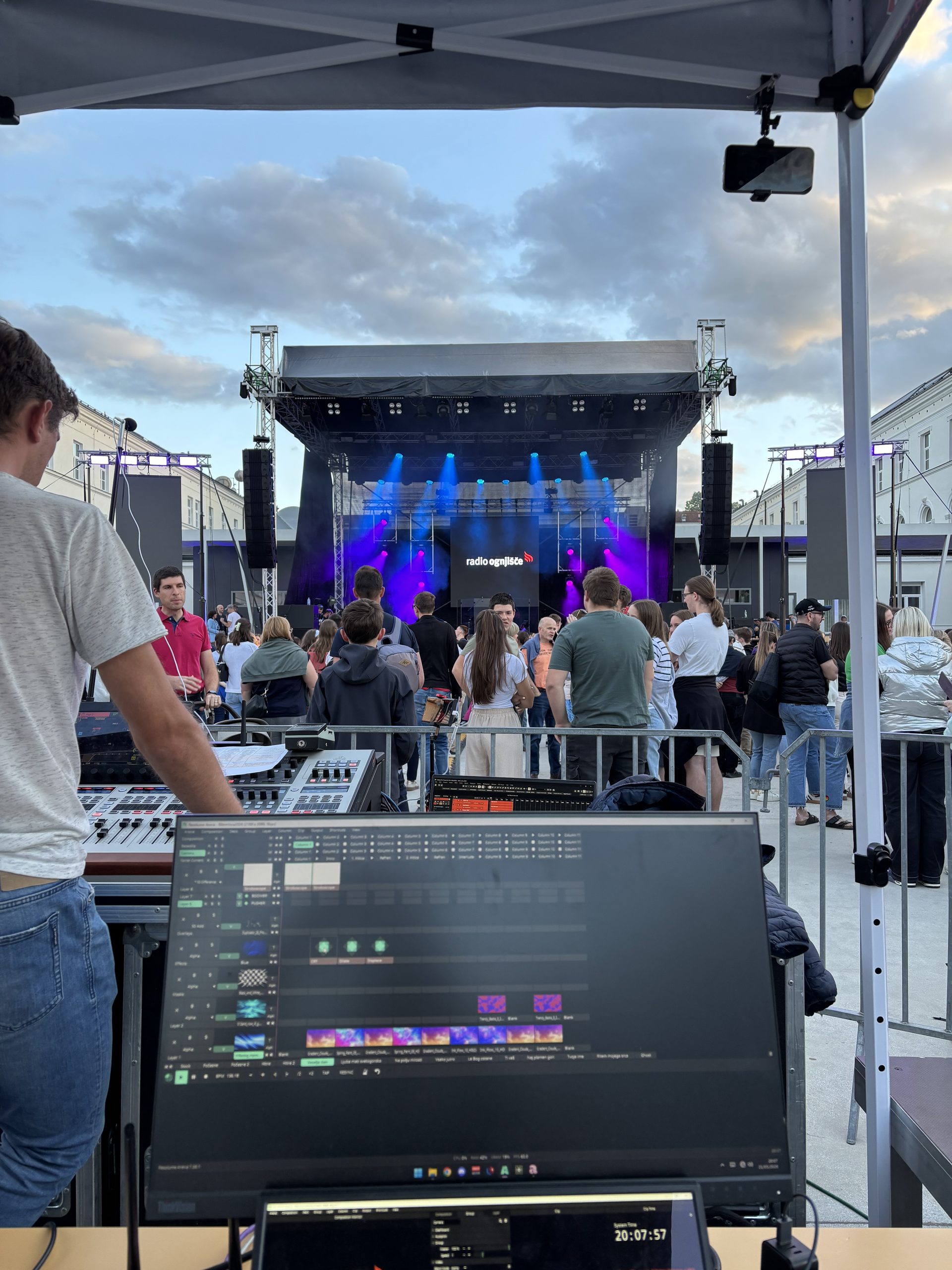 Tehnik upravlja live stream produkcijo
