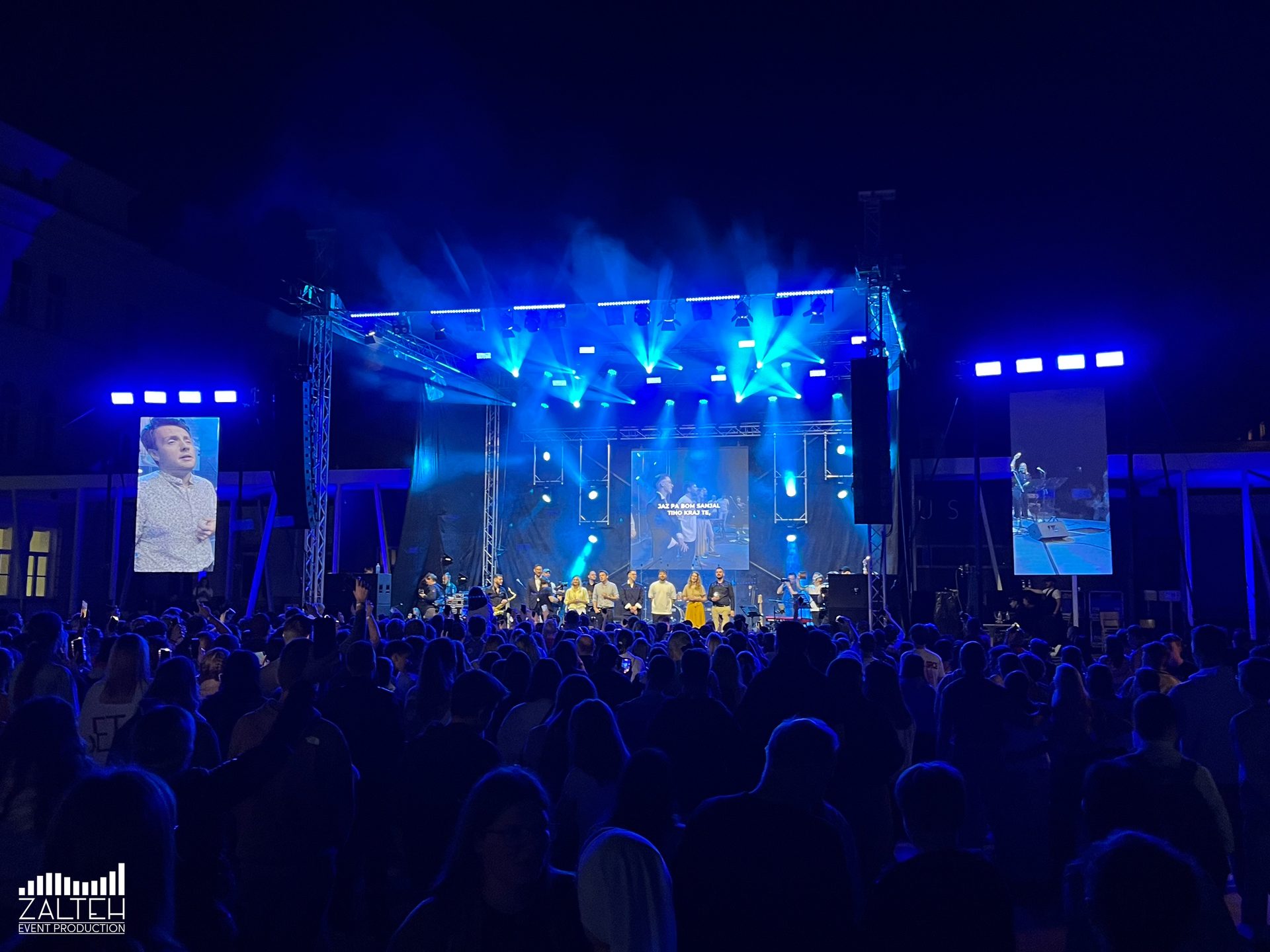 LED zaslon na odru med koncertom