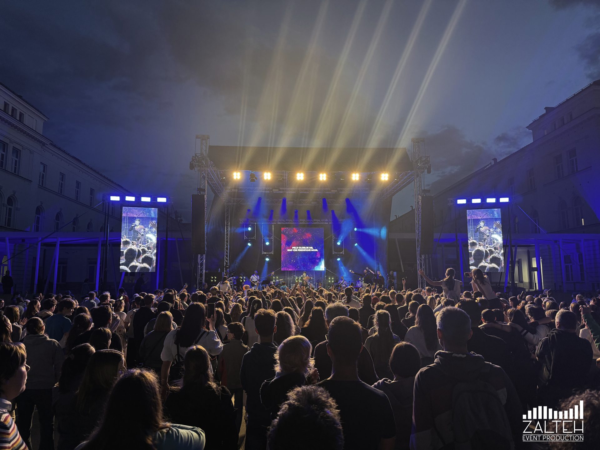 LED zasloni, dnevna svetloba