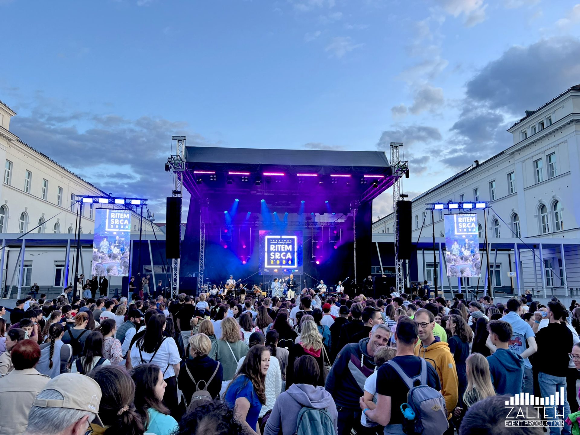 LED zasloni, festival ob sončnem zahodu